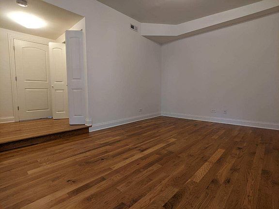 3rd image of 1520 N Artesian Ave #1R