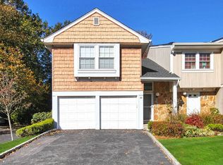 30 The Mews, Syosset, NY 11791