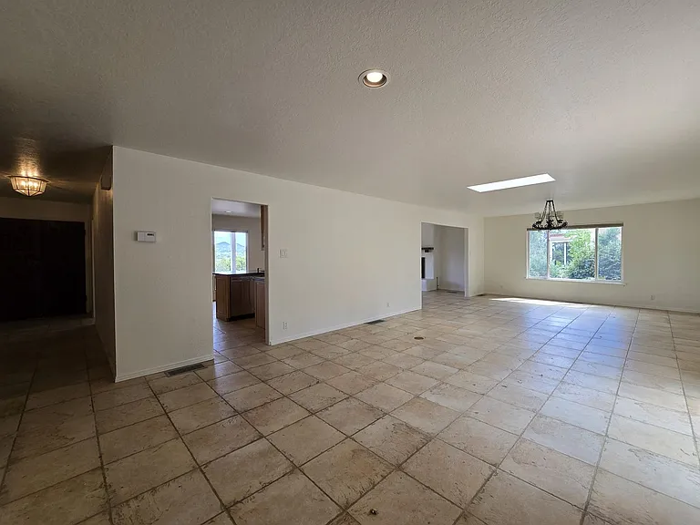 105 Michelle Dr — Photo 10