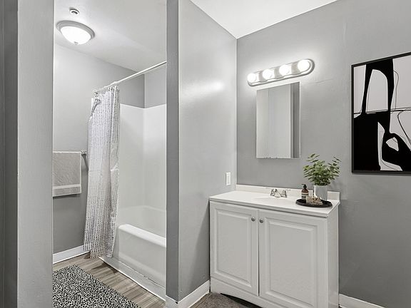 4th image of 1905 Elmore St #202