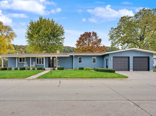 1026 N 3rd St, Guttenberg, IA 52052