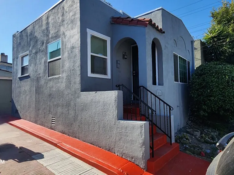 737 46th St — Photo 2