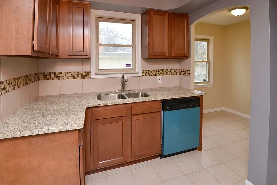 3-Bedroom, 1.5-Bath Home with Granite Kitchen & Detached 2-Car Garage in Cleveland Heights (Welco... — Photo 3