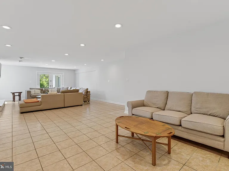 740 Kentland Dr — Photo 9