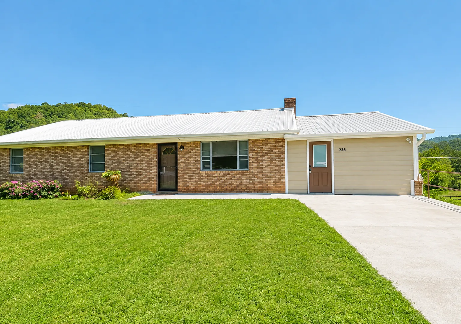 Asheville Rental-Peaceful Setting with Mountain Views! — Photo 1