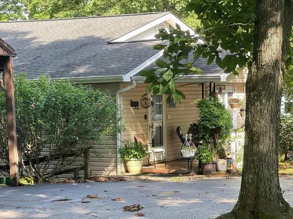 115 Black Oak Ln, Byrdstown, TN 38549