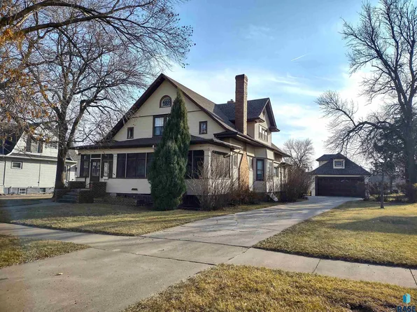 218 W 4th St, Miller, SD 57362