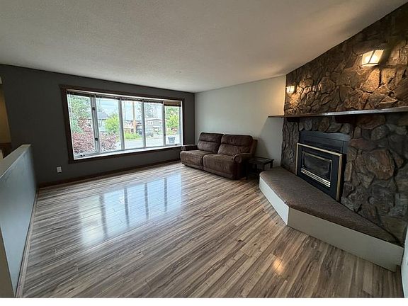 3rd image of 241 Dehavilland AVENUE