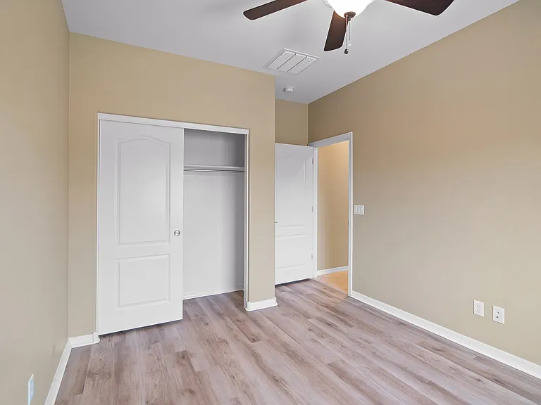 906 E Del Rio St — Photo 14