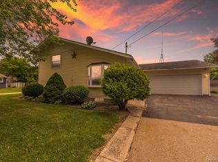 2485 Ruth Dr, Fenton, MI 48430