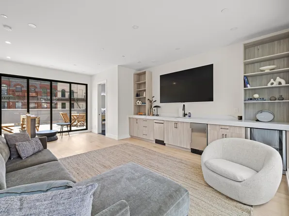 389 Manhattan Avenue image 31 of 38