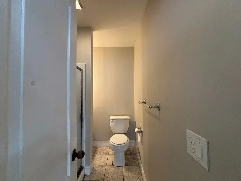 334 University Ave — Photo 7
