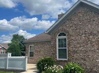 94 Stonegate Cir, Bowling Green, OH 43402