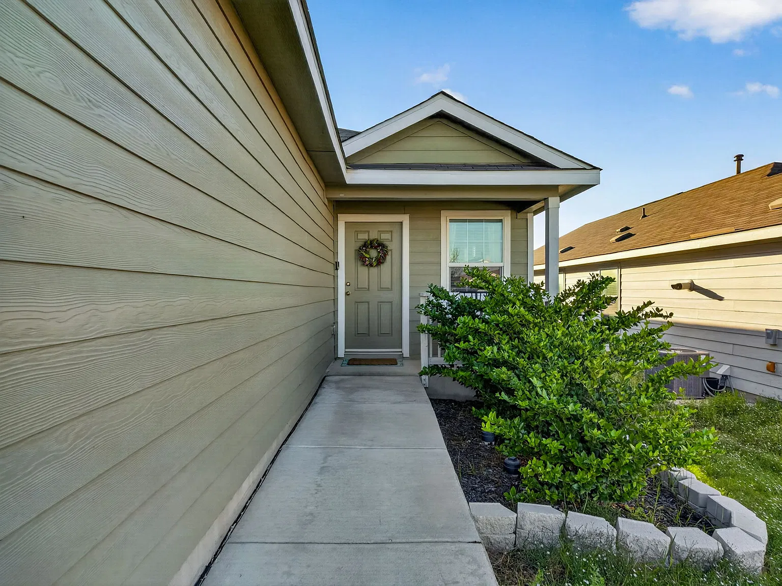 3 bed, 1440 sqft, $1,600 — Photo 2