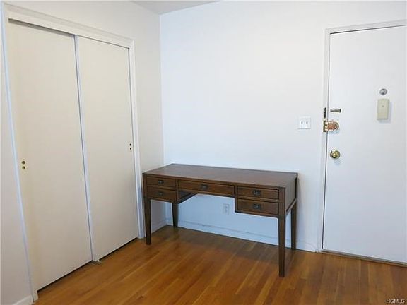 Roomy entry foyer.