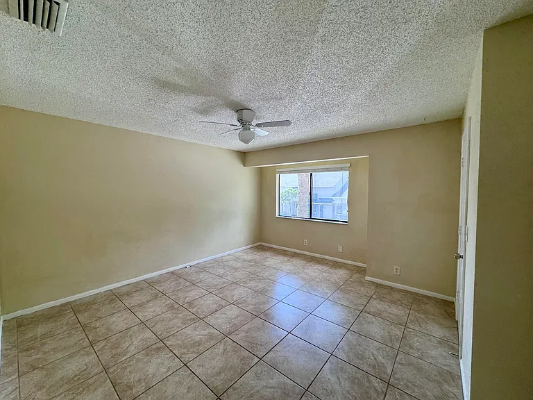 704 Riverside Dr — Photo 12