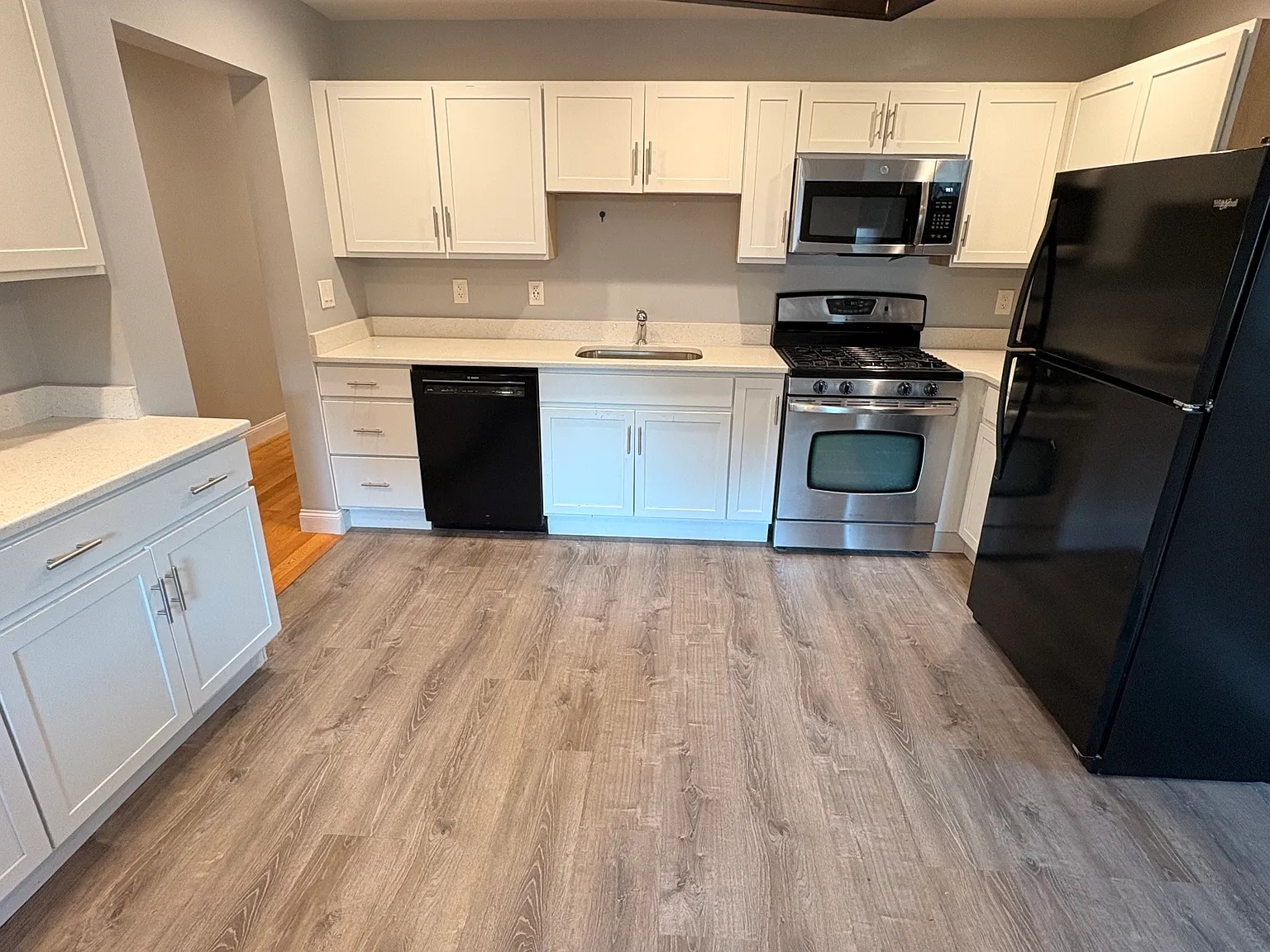 3 bed, 1300 sqft, $3,200 — Photo 2