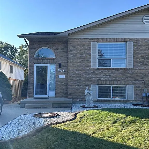 7929 Hawthorne Dr — Photo 1