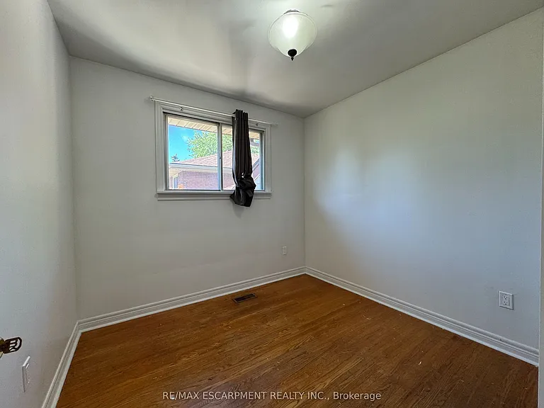 71 Hoover Cres — Photo 11