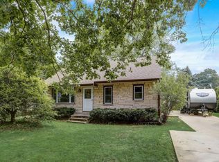 242 Meadow Ln, Hartland, WI 53029