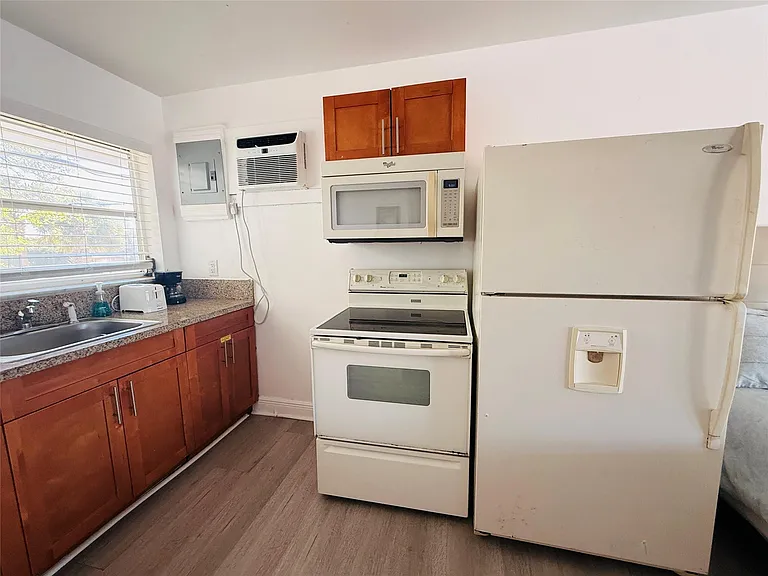 3226 NE 12th St #10 — Photo 6