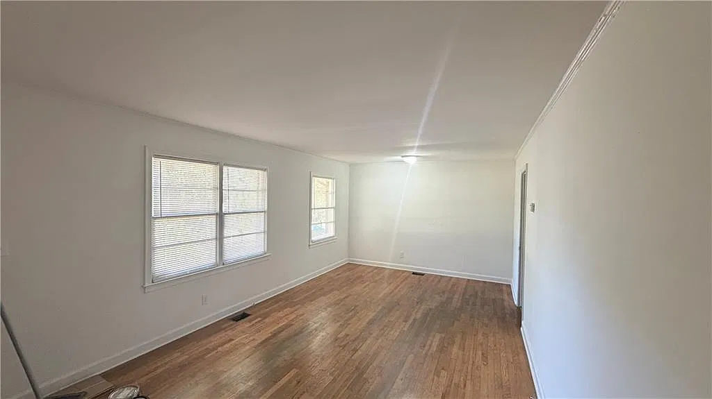 3 bed, 1.0 bath, 1040 sqft, $1,300 — Photo 3