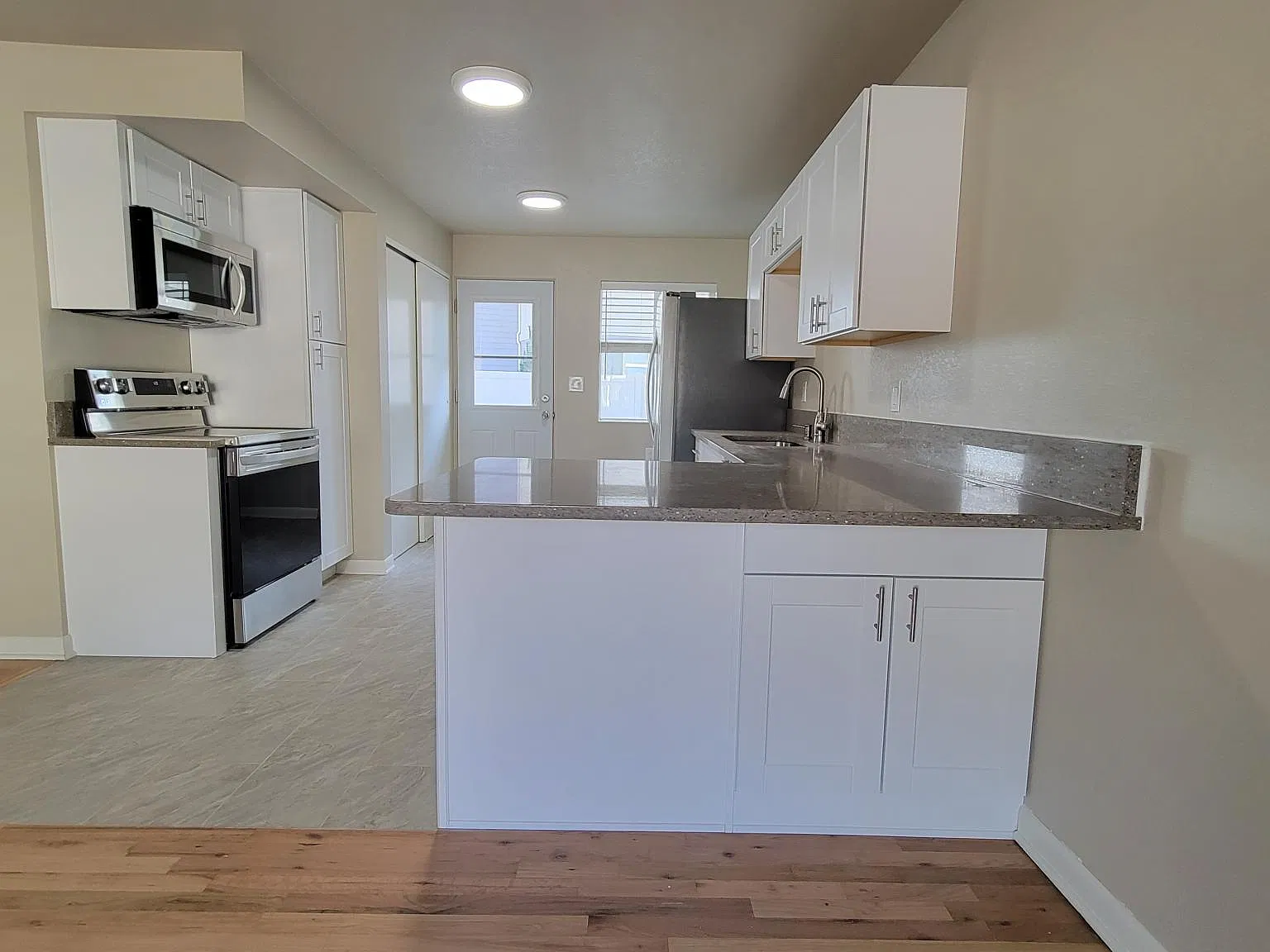 1725 W Olympia Dr — Photo 2