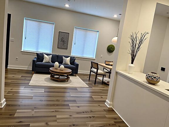 3rd image of 2416 Clifford St #1