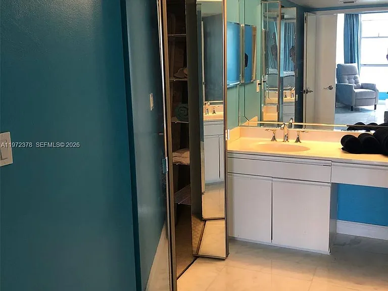 3600 Mystic Pointe Dr #815 — Photo 13