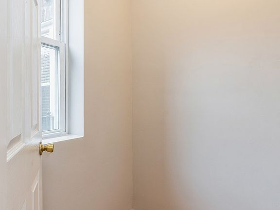 3rd image of 5955 N Winthrop Ave APT 1W