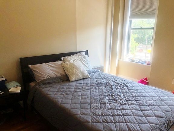 3rd image of 377 Vernon Ave #2R