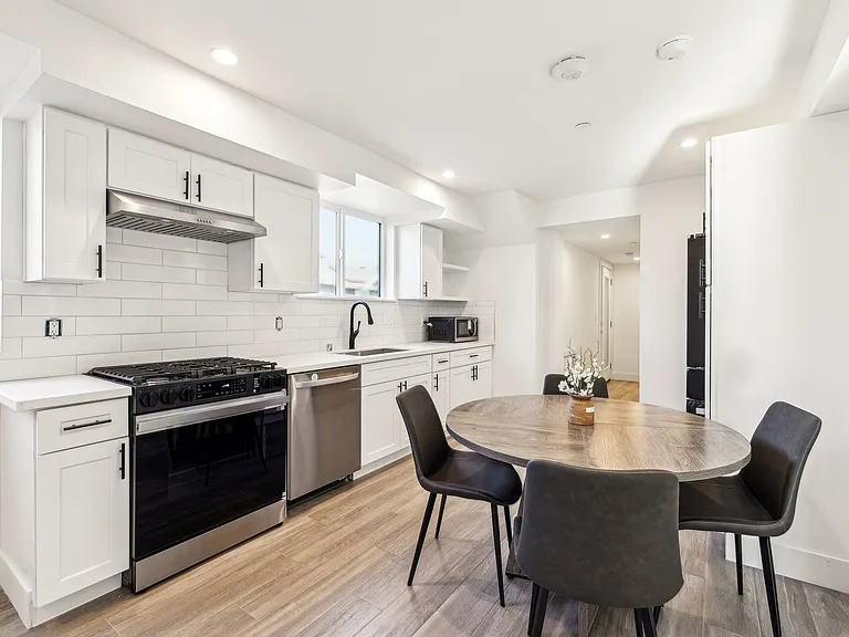 MH 1252 W 37th St — Photo 25