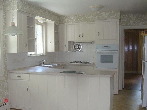 3rd image of 1304 Crenshaw Ct