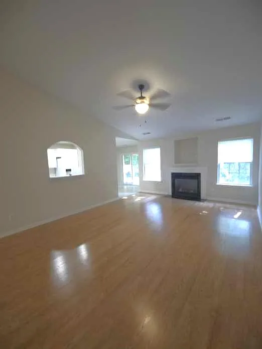 3 bed, 1926 sqft, $2,250 — Photo 2