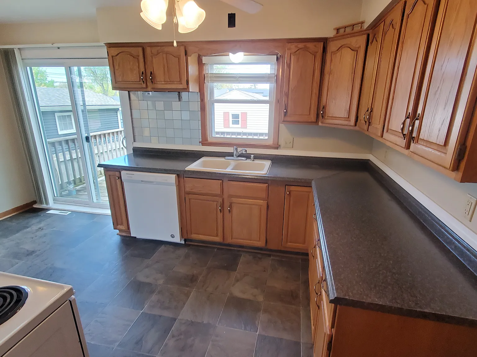 3 bed, 1.5 bath, 1952 sqft, $1,840 — Photo 4