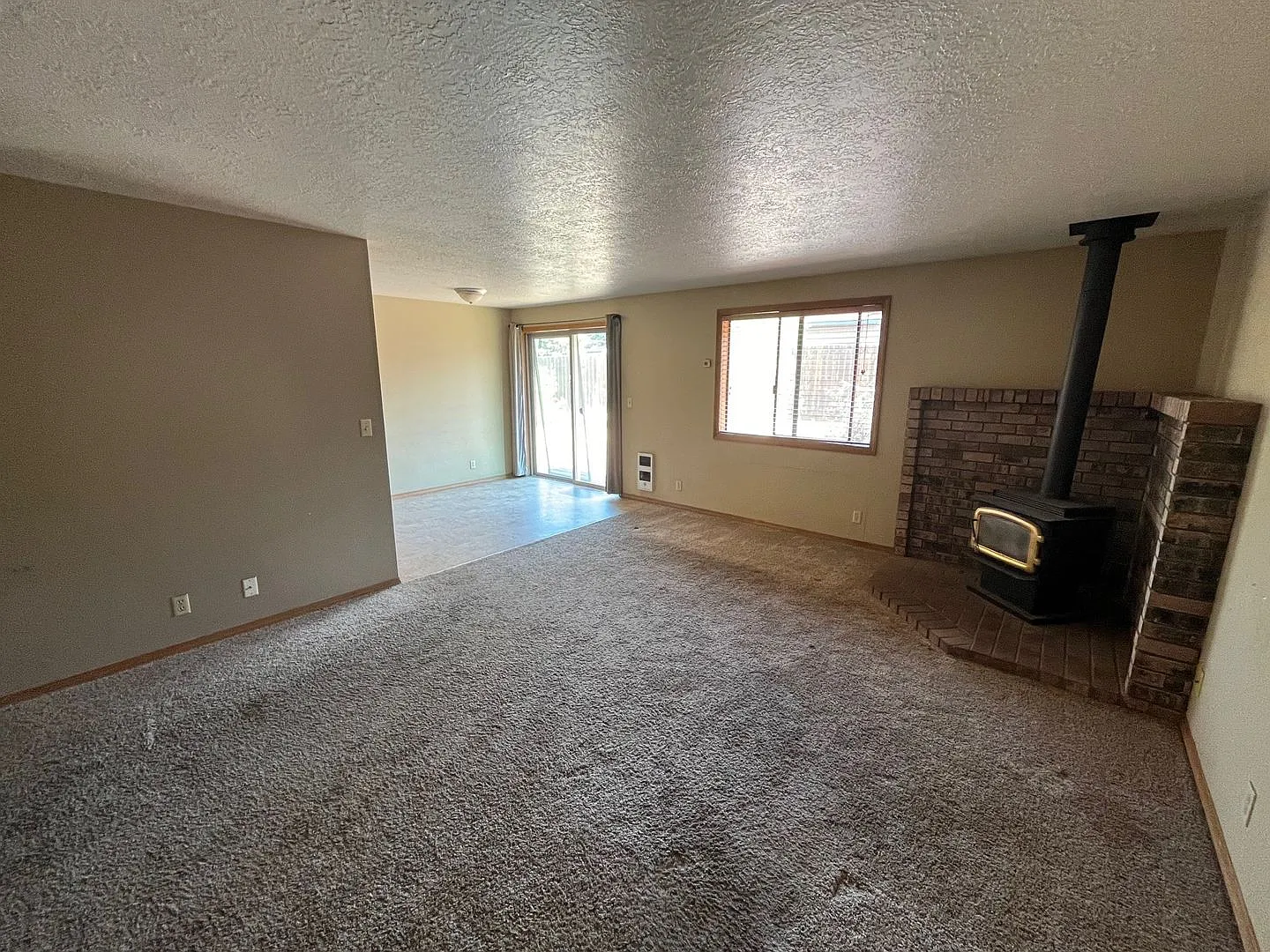 3 Bed/2 Bath Single Level Home near Parks and Schools - Daggett Lane — Photo 3