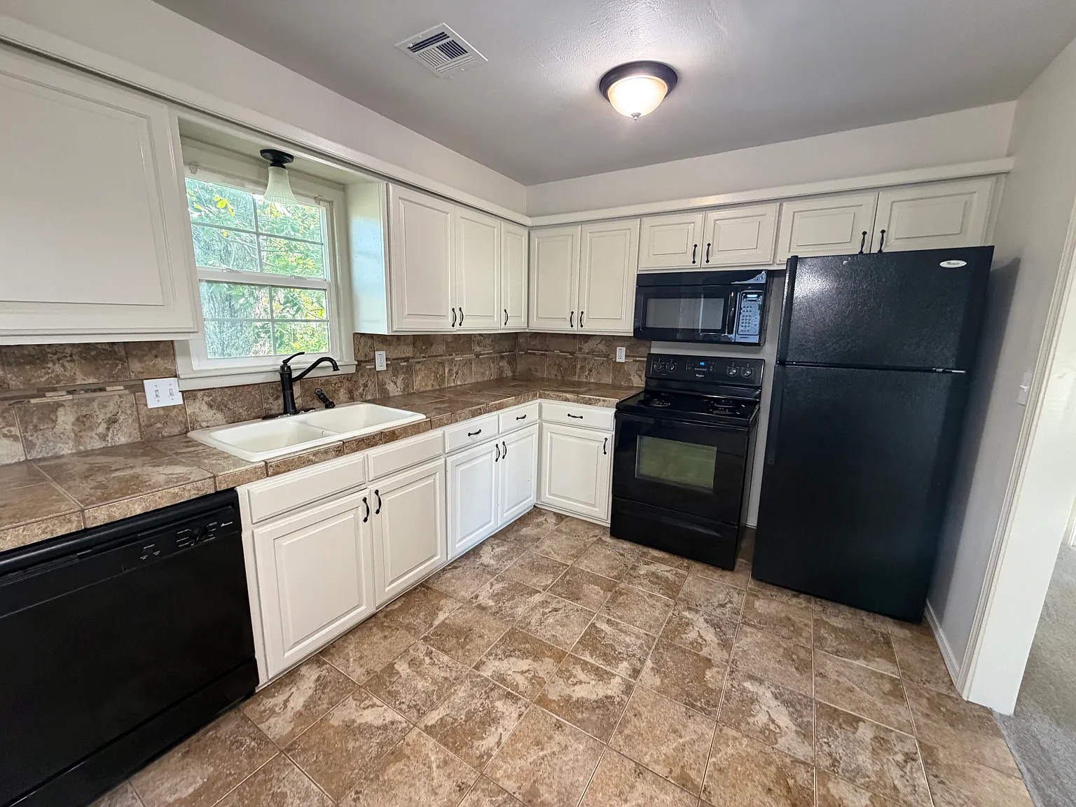 2 bed, 720 sqft, $1,100 — Photo 3
