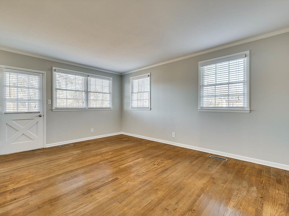 29th image of 134 Lake Bluff Drive