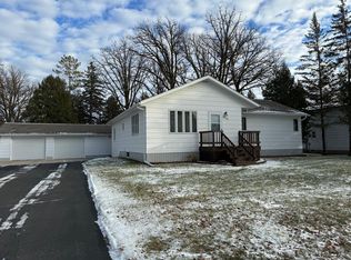 604 9th Ave SE, Roseau, MN 56751