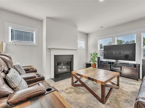 4th image of 328 Roderick Ln