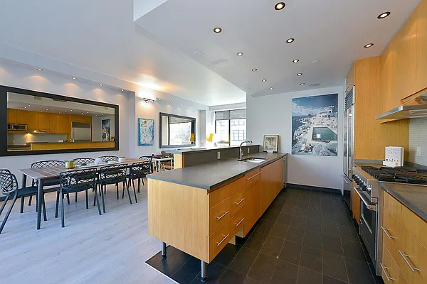 Sold by Prime Manhattan | media 17