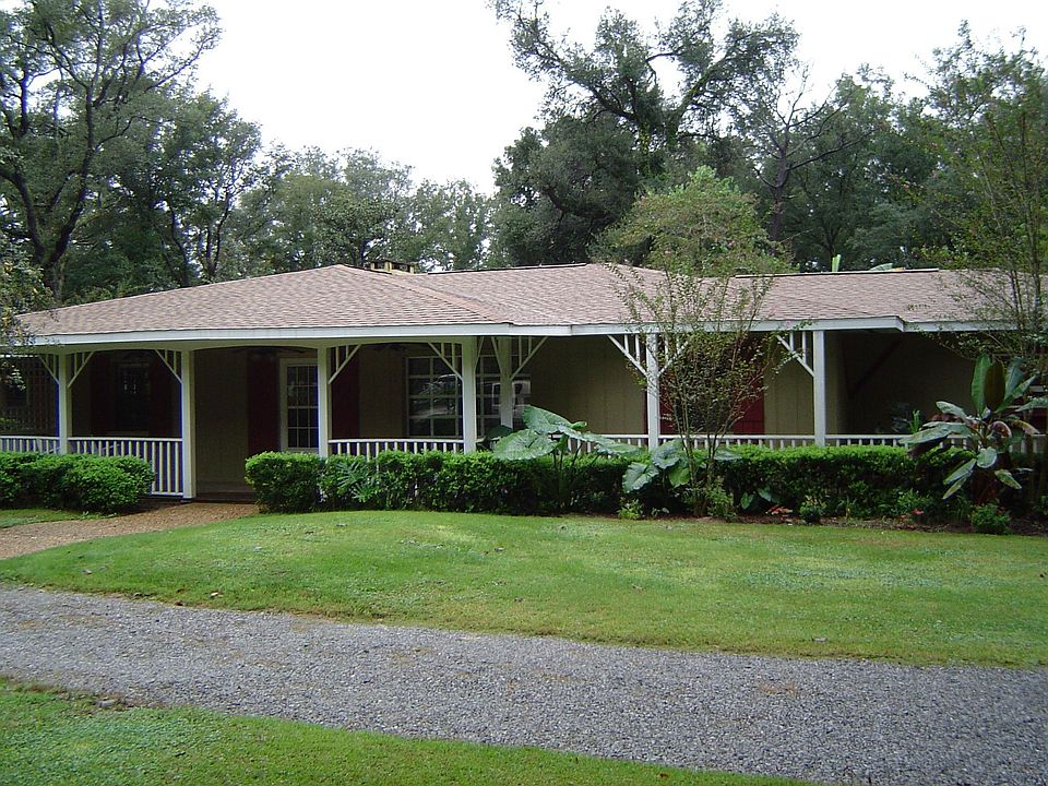 Quiet neighborhood on 2  acres!