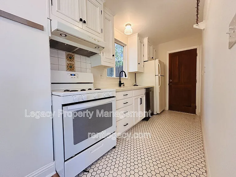 653 Alhambra St — Photo 17