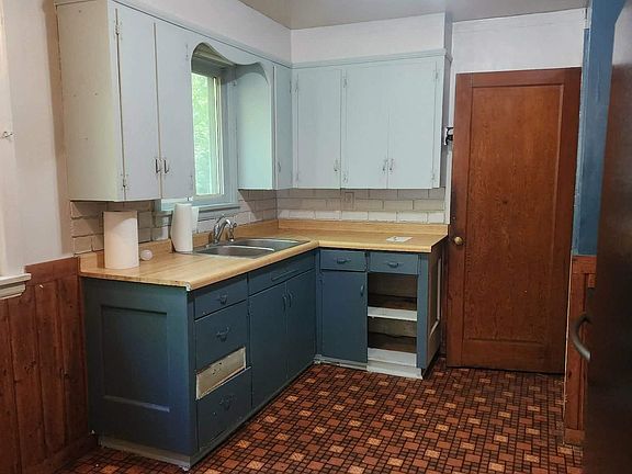 2nd image of 1628 E 1st St