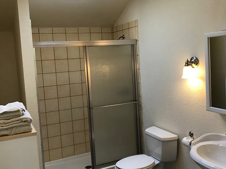 Full bathroom w shower stall