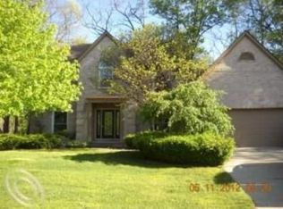 6706 Heatherwood Dr, West Bloomfield, MI