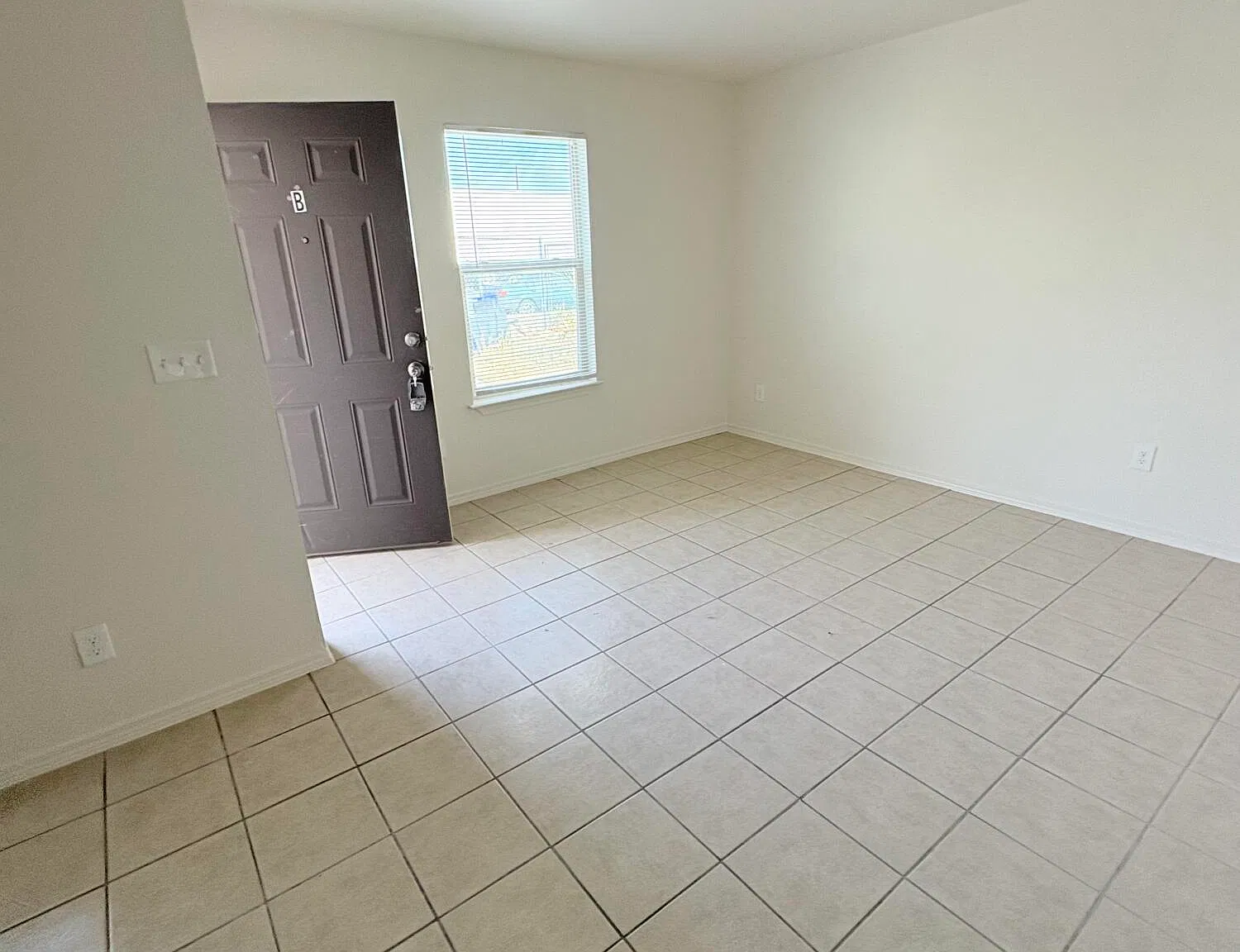 3 bed, 2.0 bath, 960 sqft, $1,250 — Photo 2