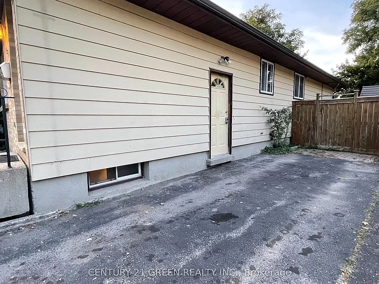4 Wenlock Cres — Photo 17