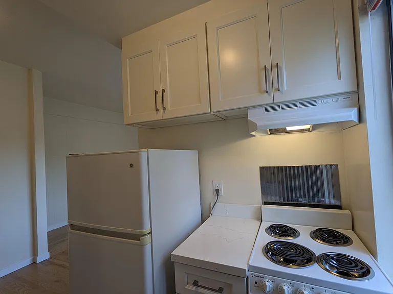 2541-2569 Le Conte Ave — Photo 22