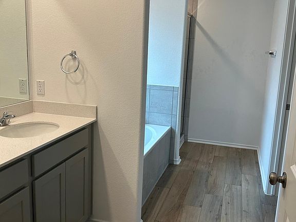 5th image of 435 Sebring Cir